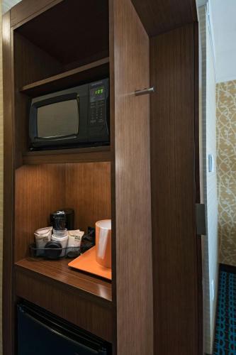 Кухня или мини-кухня в Fairfield Inn & Suites by Marriott Dublin
