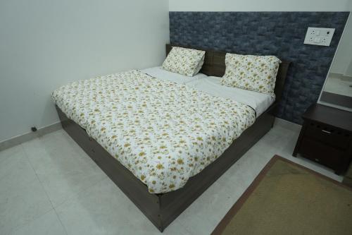 Кровать или кровати в номере Lalit Villa Luxury Apartments