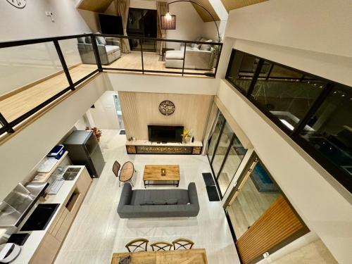an overhead view of a living room and dining room at แคนเทอเบอรี่ เขาใหญ่ พูลวิลล่า สระน้ำอุ่น CANTERBURY Khaoyai in Ban Rai Khlong Sai