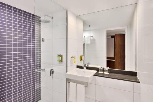 Koupelna v ubytování Fairfield by Marriott Chennai OMR