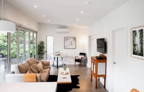 Μια τηλεόραση ή/και κέντρο ψυχαγωγίας στο Modern Luxuries Guesthouse