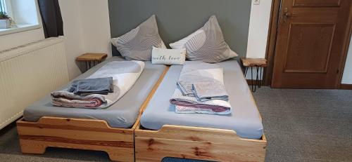 Postel nebo postele na pokoji v ubytování 2 Zimmerwohnung mit Küche u. Bad
