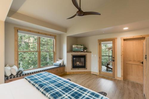 ein Schlafzimmer mit einem Bett und einem Kamin in der Unterkunft Black Bear 86 in Durango Mountain Resort