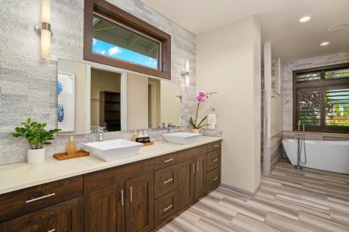 Phòng tắm tại Luxury Poipu Estates Home w Private Pool- Alekona Kauai