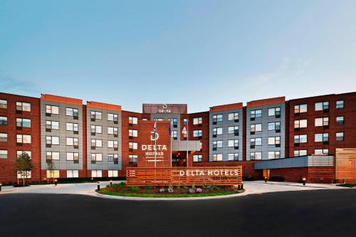 ハリファックスにあるDelta Hotels by Marriott Dartmouthの正面に看板がある大きなレンガ造りの建物