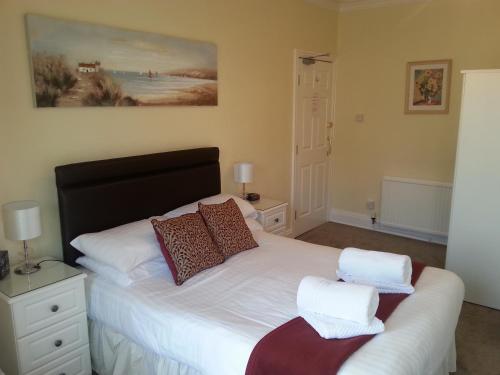 A bed or beds in a room at Hafan-y-Mor Guesthouse 