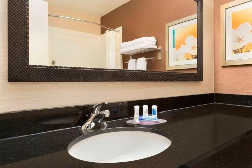 Koupelna v ubytování Fairfield Inn & Suites Midland