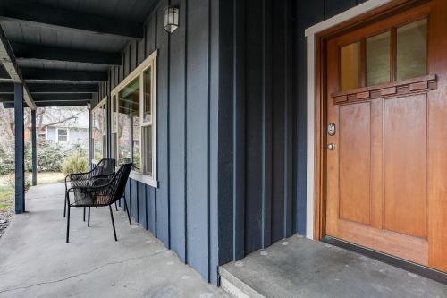 Balkoni atau teres di The Bend House