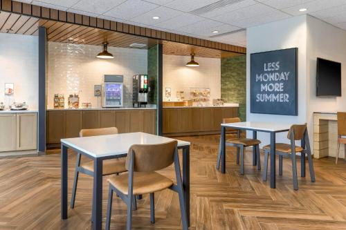 TV a/nebo společenská místnost v ubytování Fairfield by Marriott Inn & Suites Cape Coral North Fort Myers