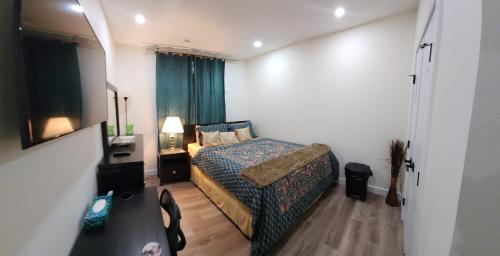 Rúm í herbergi á Charming Oasis Tranquil Suite 8 min Airport, AC