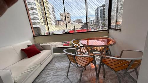 Et opholdsområde på Aconchegante apartamento 2 dormitórios no centro com vaga