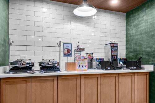 een keuken met een aanrecht met een aanrecht bij Fairfield Inn & Suites Rocky Mount in Rocky Mount