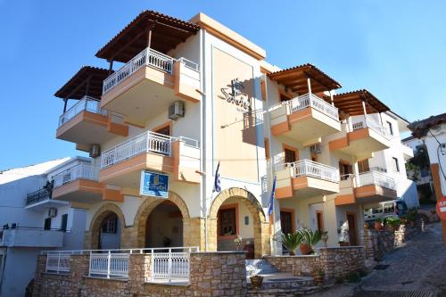 budynek z balkonami po jego stronie w obiekcie Sofotel w Koroni