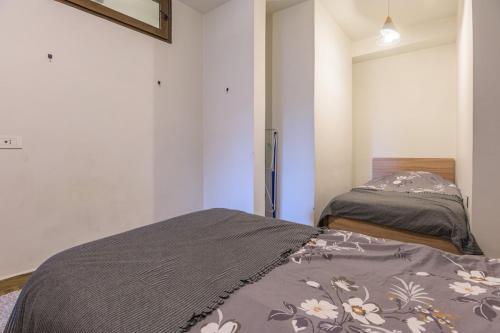 a bedroom with two beds in a room at Snowfall Escape in Fārayyā