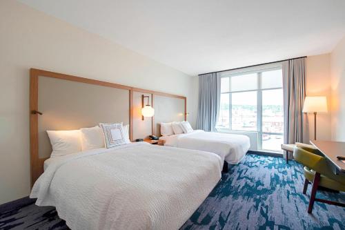 Postel nebo postele na pokoji v ubytování Fairfield Inn & Suites By Marriott Duluth Waterfront