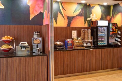 a restaurant with a counter with food and drinks at Fairfield Inn & Suites by Marriott Detroit Troy in Troy