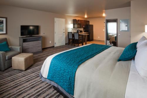 Un pat sau paturi într-o cameră la GrandStay Hotel & Suites Valley City