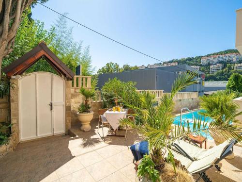Apartments Aura - Comfort Studio Apartment 2 with shared swimming pool