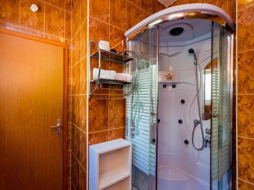 Apartments Aura - Comfort Studio Apartment 2 with shared swimming pool