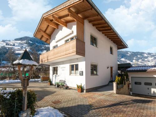 Ein allgemeiner Bergblick oder ein Berglick von des Ferienhauses aus