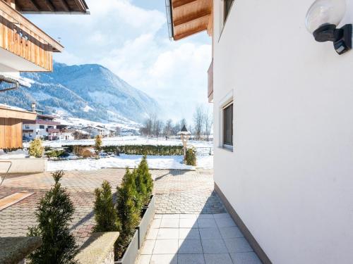 Ein allgemeiner Bergblick oder ein Berglick von des Ferienhauses aus