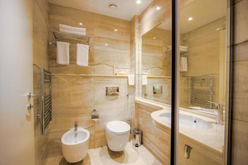 łazienka z wanną, toaletą i umywalką w obiekcie Lot Boutique Hotel by Hotels and Preference w Tiranie