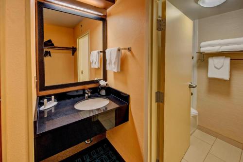 Fairfield Inn and Suites by Marriott Orlando Near Universal Orlando Image