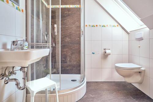 une salle de bain avec douche, lavabo et toilettes dans l'établissement Finja, à Fuhlendorf