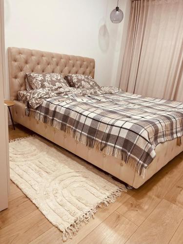 キシナウにあるFour Season Poetryのベッドルームに毛布と枕が付いたベッド1台が備わります。