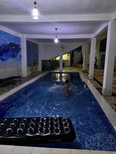 a large swimming pool in a house with a ceiling at Complexe M Appartement meuble 3 chambres , 2 salles de bains une cuisine in Yaoundé