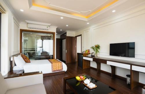 a hotel room with a bed and a television at Khách sạn Tây Bắc Tam Đảo in Tam Ðảo