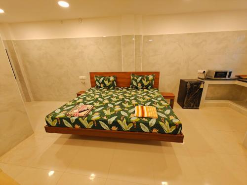 Ein Bett oder Betten in einem Zimmer der Unterkunft HOTEL SAlBALA INN - NEAR AIRPORT