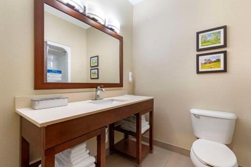 Ένα μπάνιο στο Comfort Suites