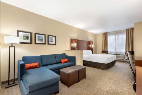 Ένα ή περισσότερα κρεβάτια σε δωμάτιο στο Comfort Suites