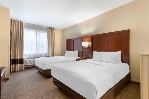 Ένα ή περισσότερα κρεβάτια σε δωμάτιο στο Comfort Suites