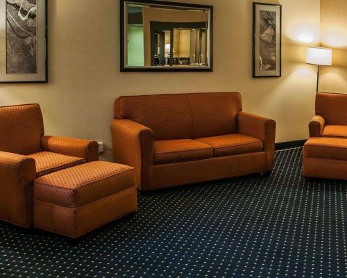 a waiting room with two chairs and a couch at Quality Inn & Suites Goshen in Goshen