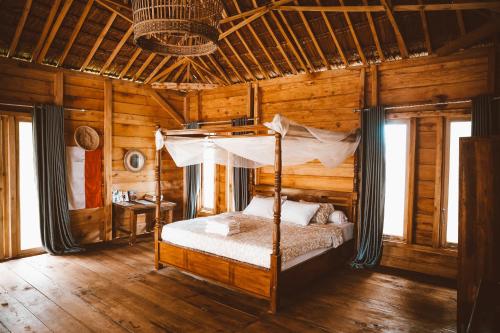 a bedroom with a bed in a wooden cabin at Cocochill Surfhouse in Biha