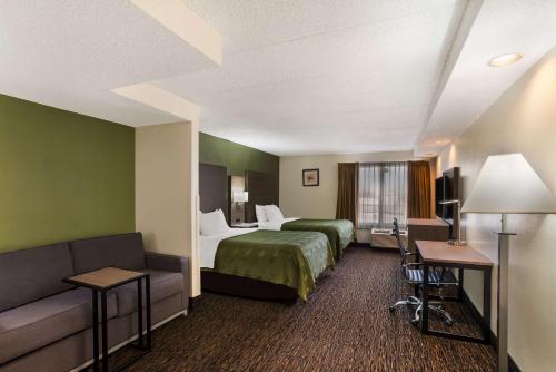 Кровать или кровати в номере Quality Suites Milwaukee Airport