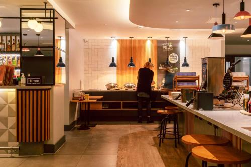 Lounge nebo bar v ubytování Hampton by Hilton London Park Royal