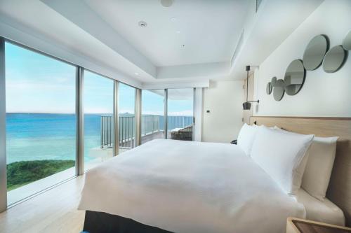 Postel nebo postele na pokoji v ubytování Hilton Okinawa Sesoko Resort