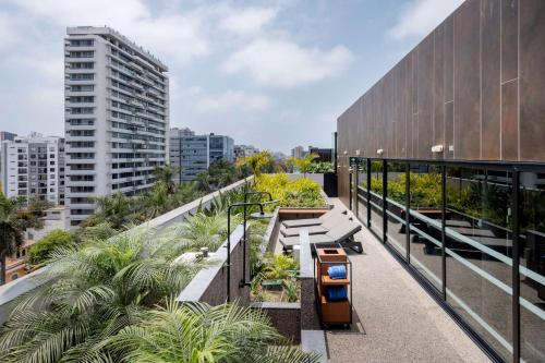 un balcón de un edificio con árboles y plantas en Doubletree By Hilton Lima San Isidro, en Lima
