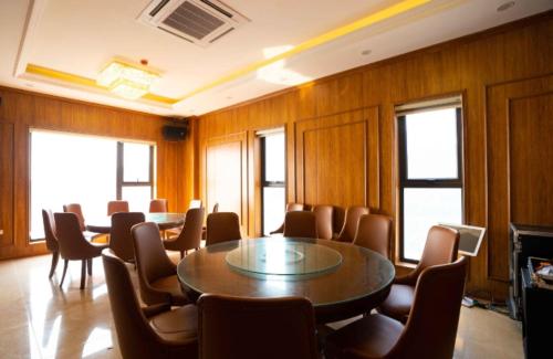 a conference room with a table and chairs at Khách sạn Tây Bắc Tam Đảo in Tam Ðảo