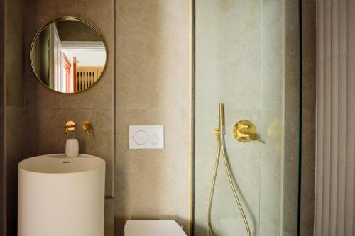 Un baño de Astir Thira Hotel