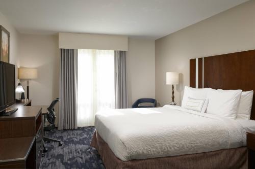 Fairfield Inn & Suites San Diego Old Town Image
