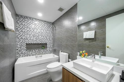 Un baño de Luxe Paradise Hotel Nguyen Khac Hieu