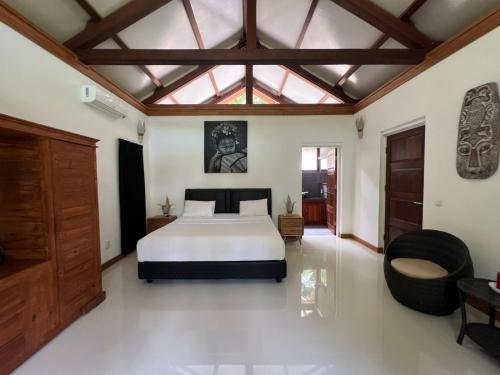 Ένα ή περισσότερα κρεβάτια σε δωμάτιο στο Lendang Luar villa