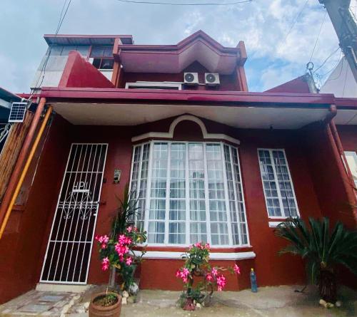 El edificio en el que está la casa vacacional