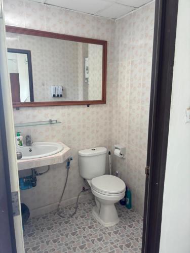 Ένα μπάνιο στο Monkey Apartment 4