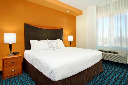 Una cama o camas en una habitación de Fairfield Inn & Suites Fresno Clovis