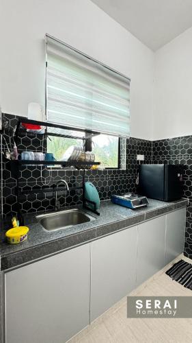 Kuchyň nebo kuchyňský kout v ubytování SERAI Homestay